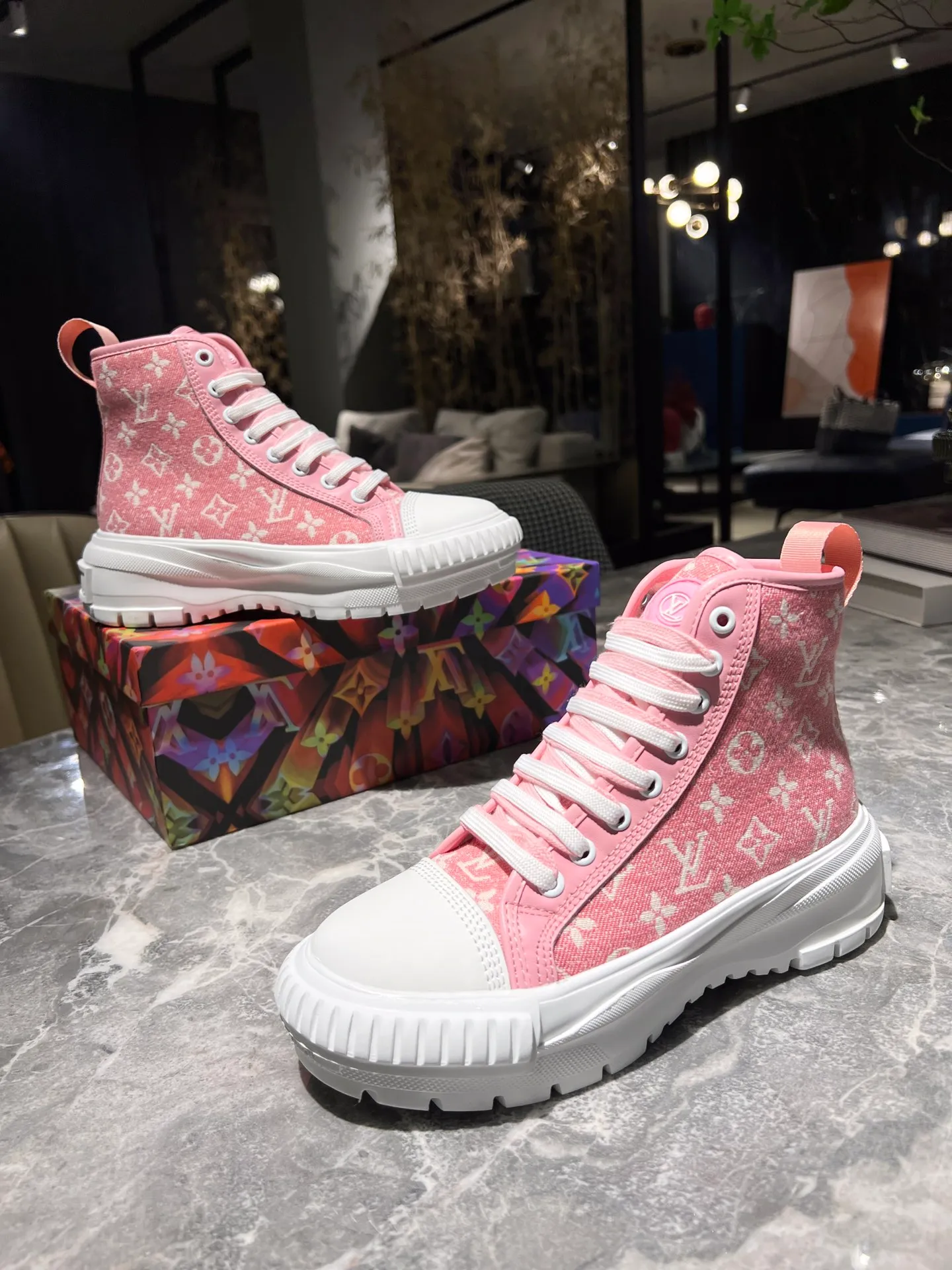 👟👟Ex-factory price 480👟👟 This LV Squad sneaker is made of Monogram denim to show the freshness of summer. A thick, lug rubber outsole remains lightweight, and is detailed with double laces, patent eyelets, and a rubber LV Circle patch on the tongue. Detailed Features Monogram denim Double laces Thick lugged rubber outsole Rubber LV Circle logo on tongue Color: Blue and Pink Size: 35-41